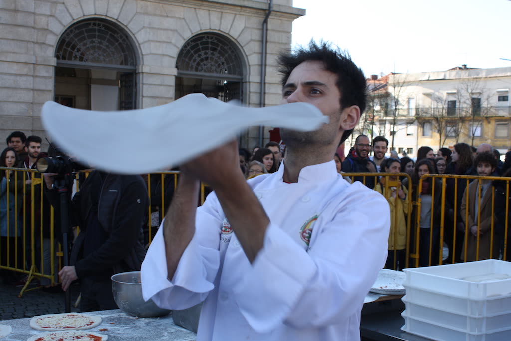 Pizzaiolo estica a massa no ar no Dia Mundial do Pizzaiolo