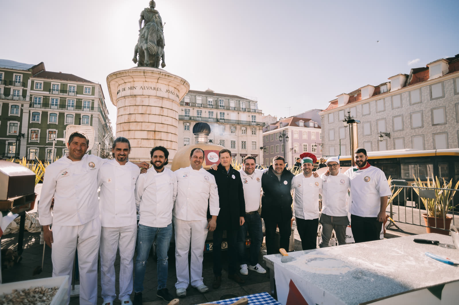 Equipa de pizzaiolos da associação numa praça de Lisboa no Dia Mundial do Pizzaiolo