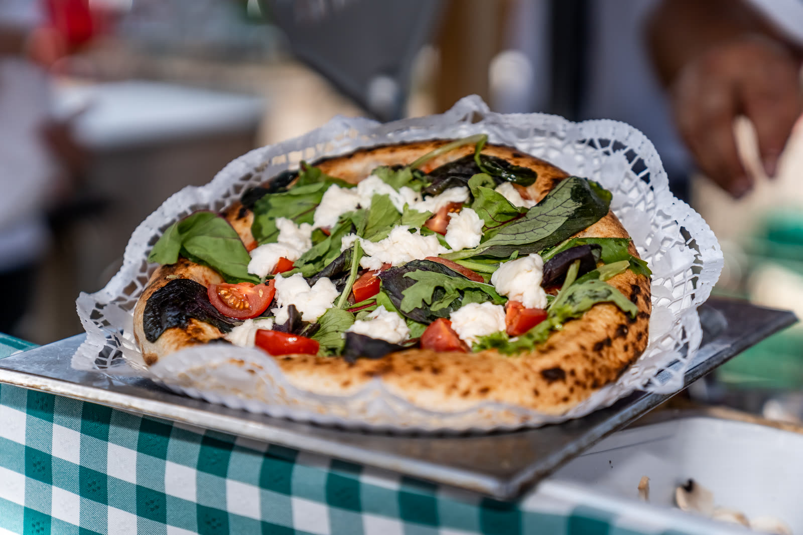 Pizza napoletana com rúcula, burrata e tomate cherry