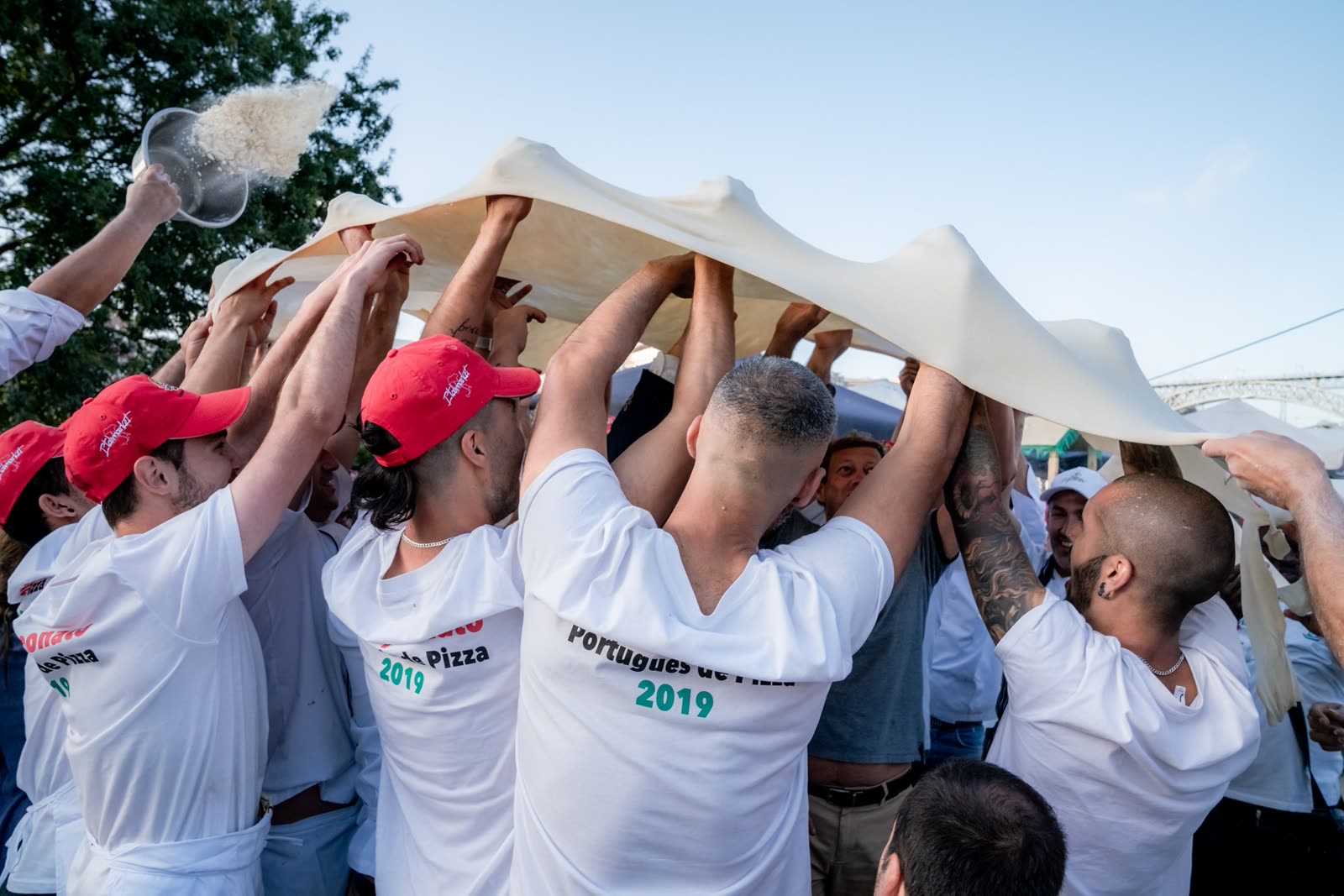 Pizzaiolos esticam uma massa gigante no Campeonato Português de Pizza