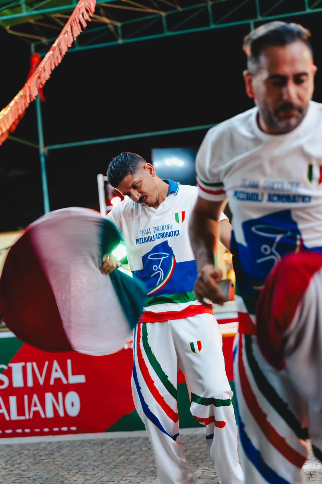 Pizzaioli acrobatici no Festival Italiano